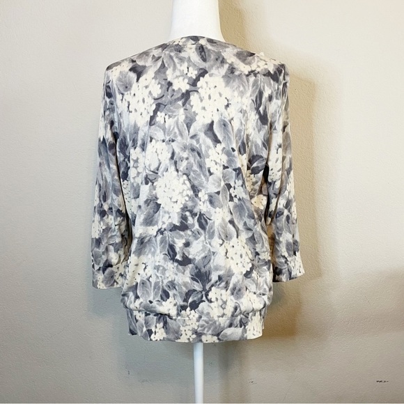 Talbots Gray White Floral 3D Silk Blend 3/4 Sleeve button Front Cardigan Size XL - Picture 2 of 7